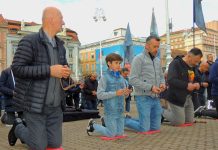 MOĆNI PRIZORI Fotografije očeva i sinova kako zajedno mole krunicu