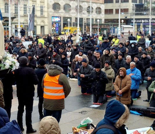 Anonimni ženski komentar na mušku molitvu u javnosti