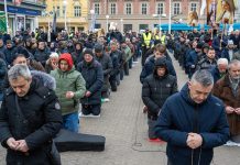 FOTO & VIDEO Održana najmirnija, najposjećenija i najmilosnija muška molitva krunice na Trgu
