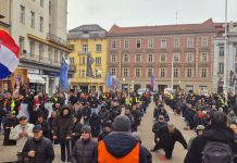 FOTO & VIDEO Održana još jedna mirna, milosna i posjećena muška molitva krunice na Trgu
