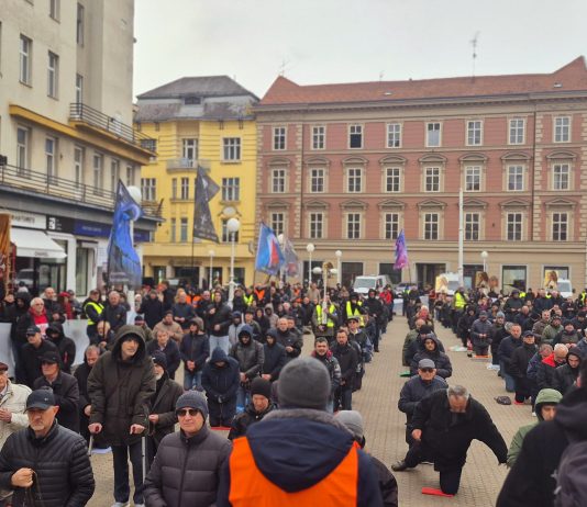 FOTO & VIDEO Održana još jedna mirna, milosna i posjećena muška molitva krunice na Trgu