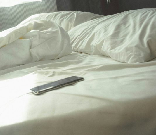 Ovo su razlozi za rano buđenje i ostavljanje mobitela po strani