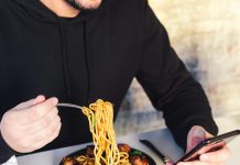 PRIPAZI Pravi džentlmen nije na mobitelu dok jede