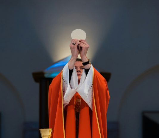 SVEĆENIK ODGOVARA Zove li me Bog na svećeništvo?