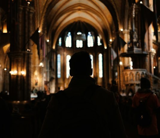 BUDI MUŠKARAC Odjeni se za misu!