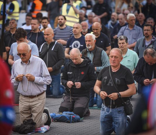 CHAT GPT SLAŽE SE S NAMA: Zašto su napadi na molitelje neprihvatljivi