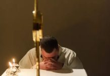 Fotografija don Roka Kaštelana kako moli prije mise nominirana za natječaj National Geographica – podržite je svojim glasom!