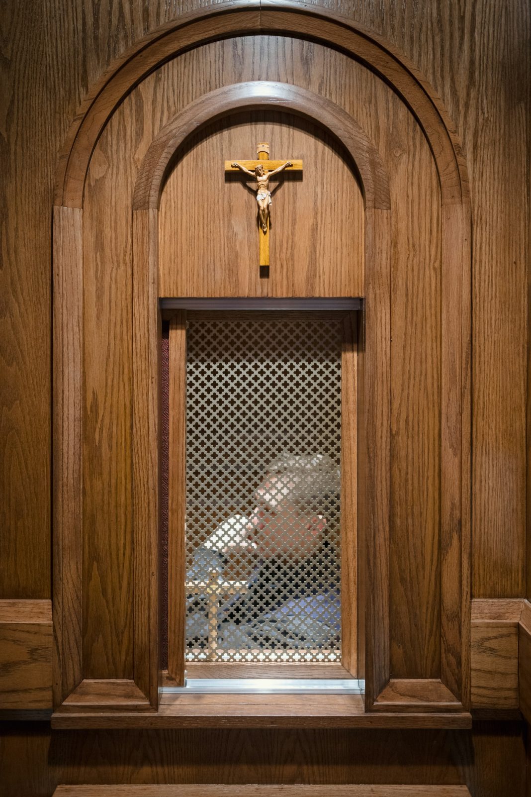 SVEĆENIK ODGOVARA Zašto se ispovijedati svećeniku?