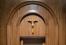 SVEĆENIK ODGOVARA Zašto se ispovijedati svećeniku?