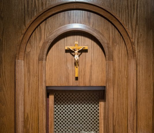 SVEĆENIK ODGOVARA Zašto se ispovijedati svećeniku?