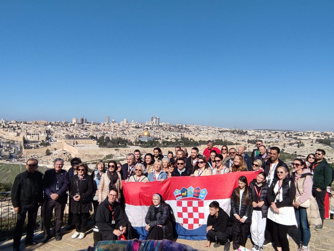 POGLEDAJTE U zemlji prve ljubavi