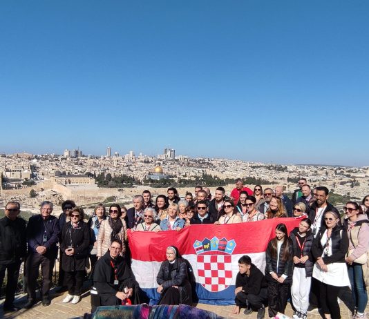 POGLEDAJTE U zemlji prve ljubavi