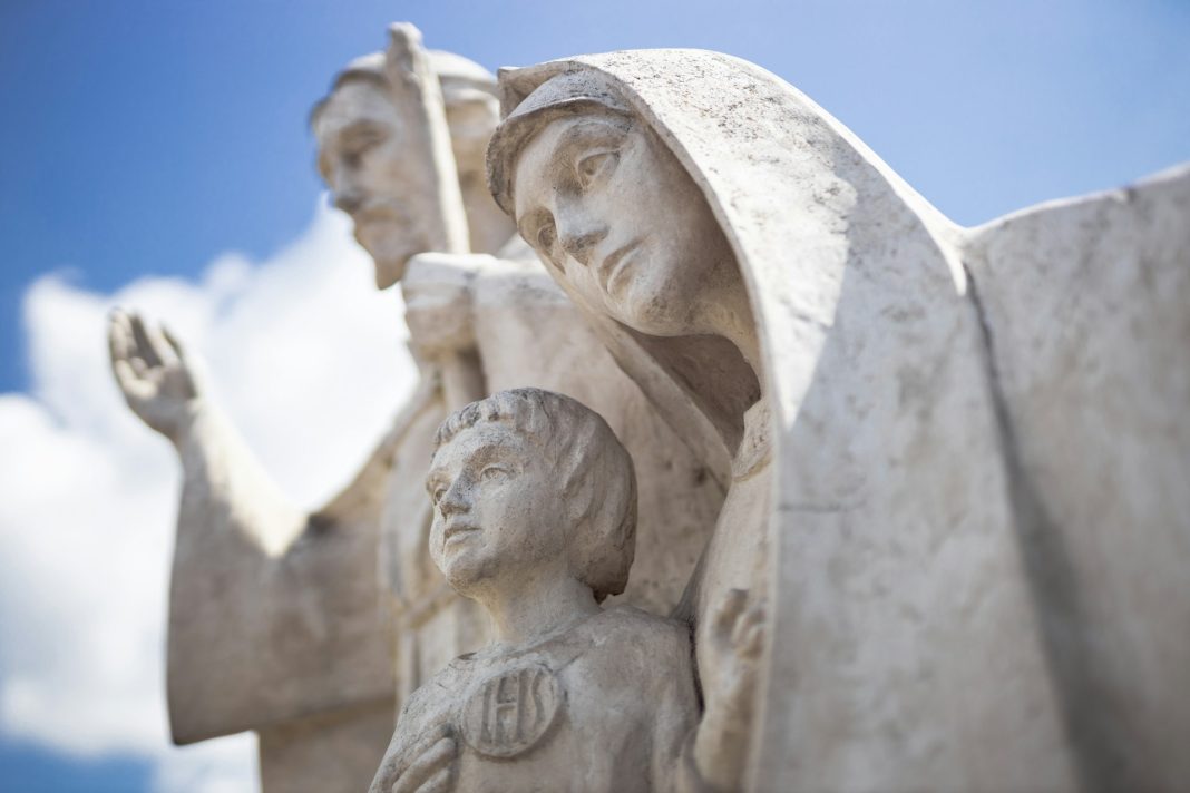 MOĆNA MOLITVA Posvetite svoju obitelj Svetoj Obitelji!