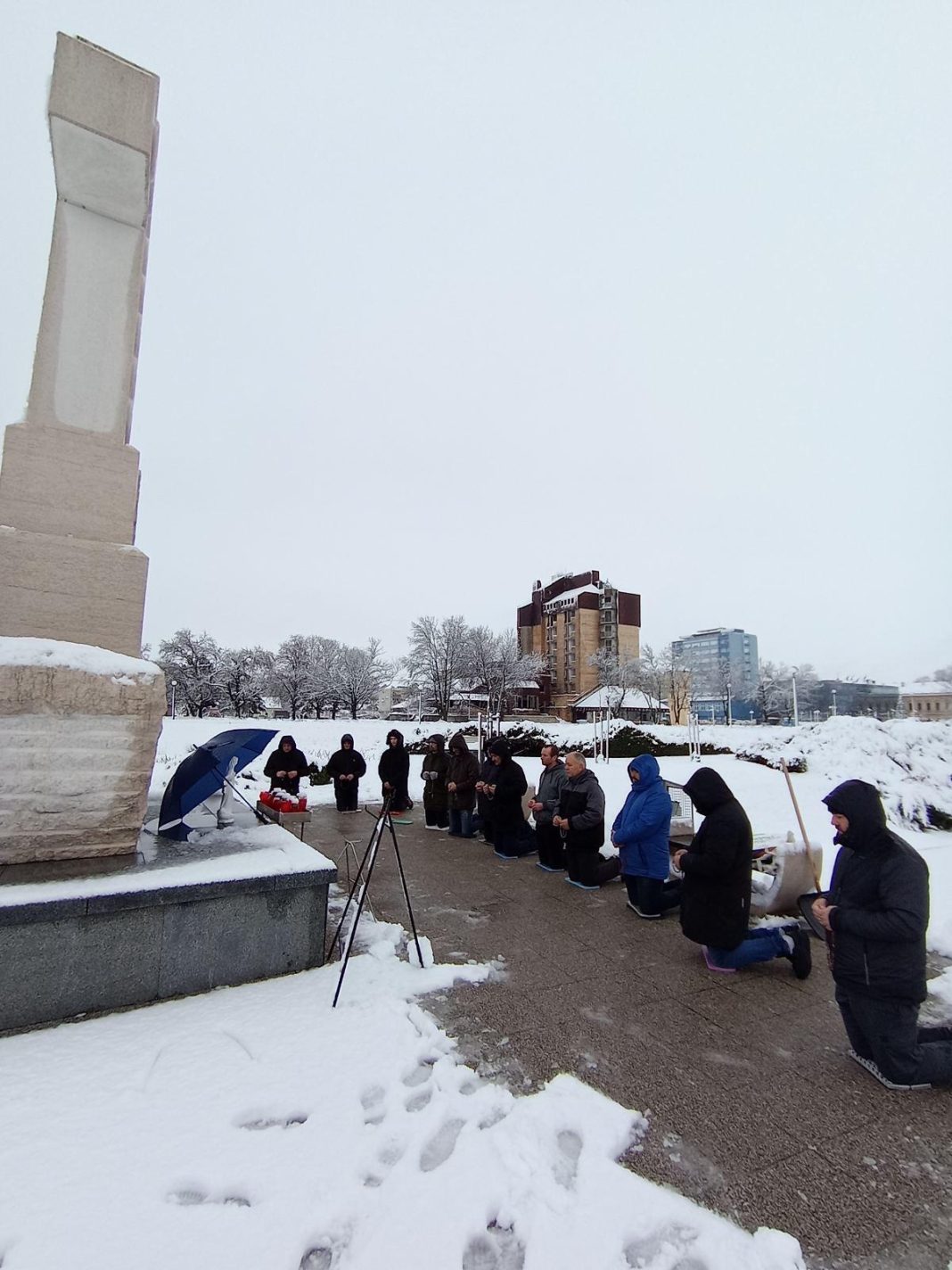 MOĆNI PRIZORI Ovako su jučer muškarci molili krunicu diljem Hrvatske usprkos hladnoći