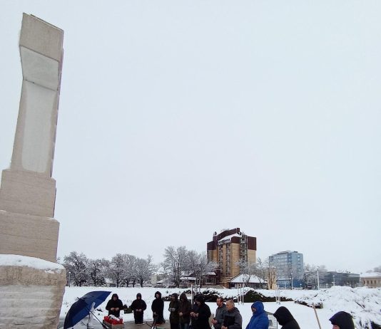 MOĆNI PRIZORI Ovako su jučer muškarci molili krunicu diljem Hrvatske usprkos hladnoći