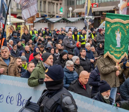 FOTO/VIDEO Nove nakane i pun Trg na prvoj ovogodišnjoj krunici muškaraca