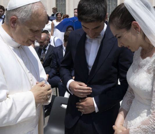 EVO KAKO! Supružnici, doznajte kako možete do osobnog susreta s Papom