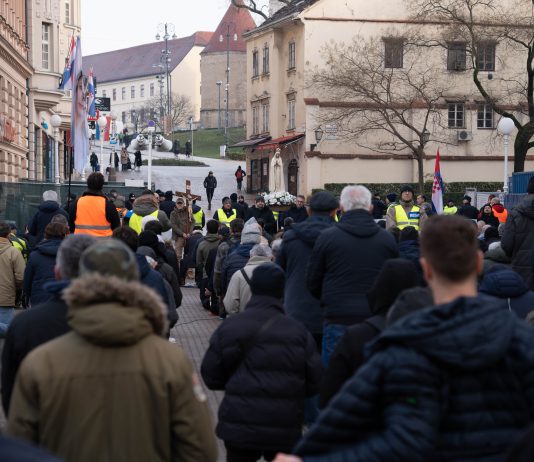 FOTO & VIDEO Najposjećenija javna molitva krunice muškaraca u Zagrebu u ovoj godini
