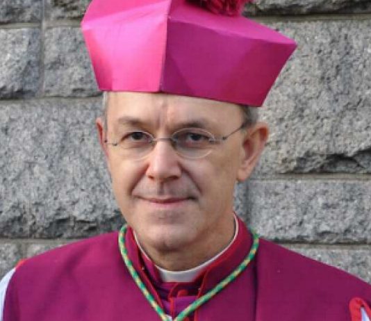 BISKUP SCHNEIDER: Evo zbog čega žene ne bi trebale biti oko oltara