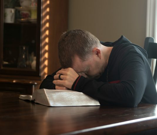 SVEĆENIK ODGOVARA Je li dovoljno samo čitati Bibliju i moliti?