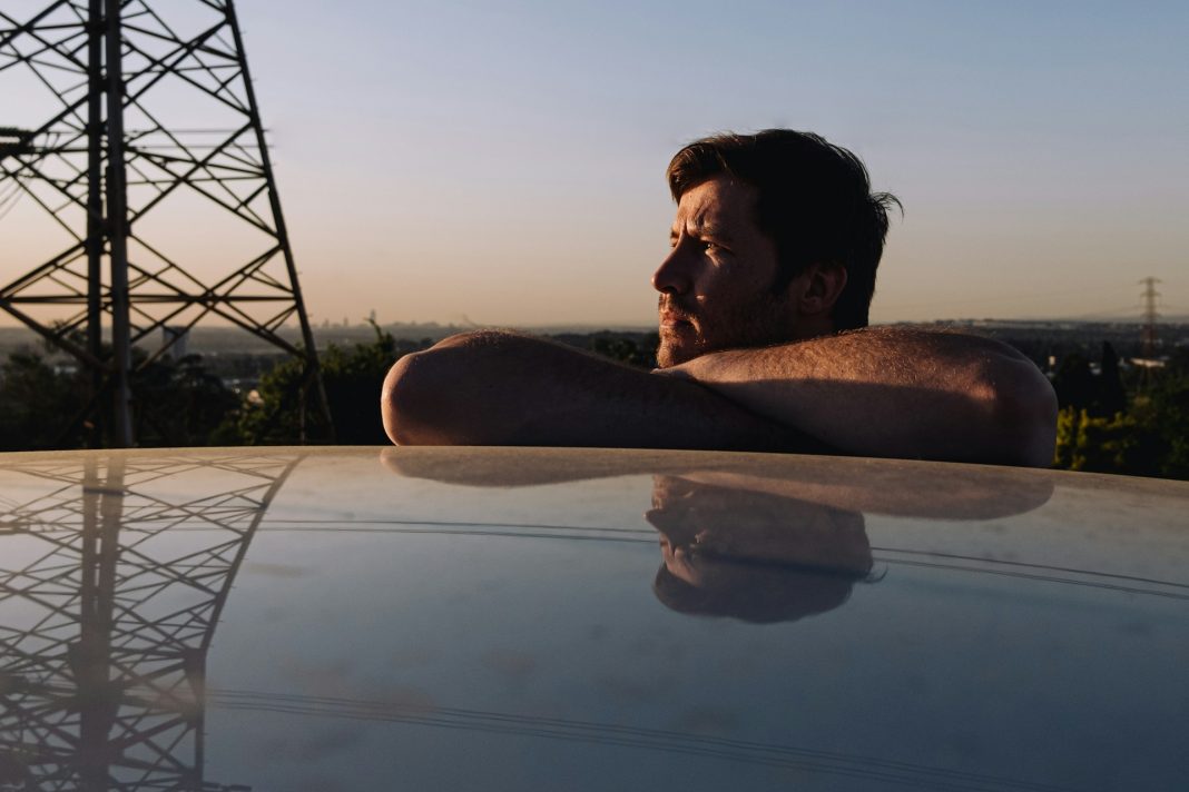 Iznad svega – okreni drugi obraz