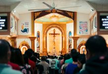 KOJE JE ZNAČENJE? Stajanje i sjedenje na misi