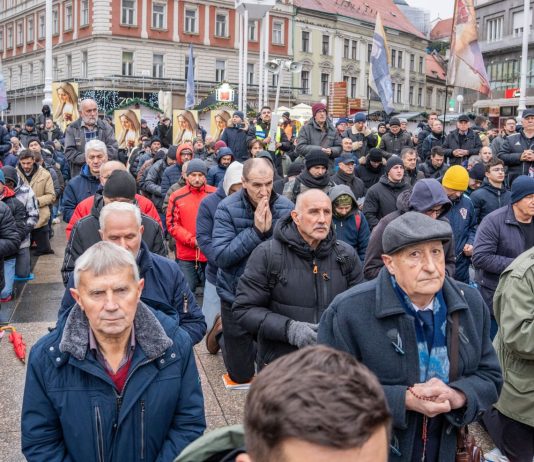 I ove prve subote muškarci mole krunicu na 30 lokacija diljem Lijepe Naše