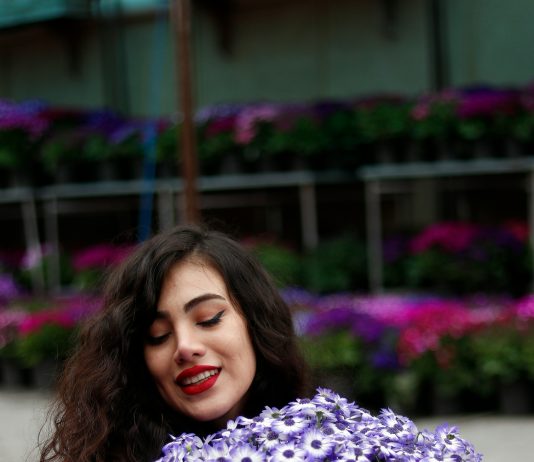 Sjećaš li se koliko je voljela cvijeće? Zar zaista misliš da ga više ne voli?