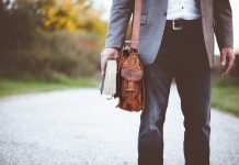 SVEĆENIK ODGOVARA Je li grijeh prihvatiti posjet Jehovinih svjedoka?