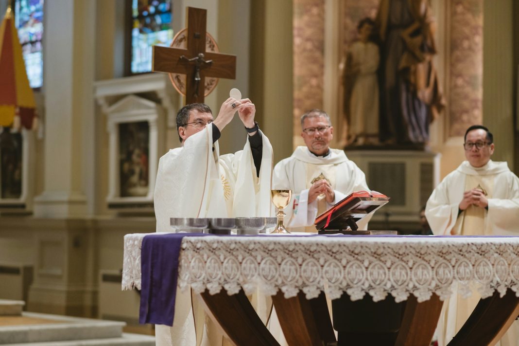 6 NAČINA Kako nekoga pozvati na misu?