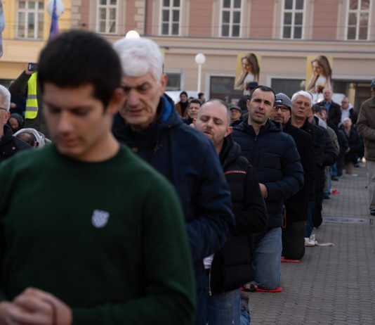 I ove prve subote muškarci mole krunicu na 30 lokacija diljem Lijepe Naše