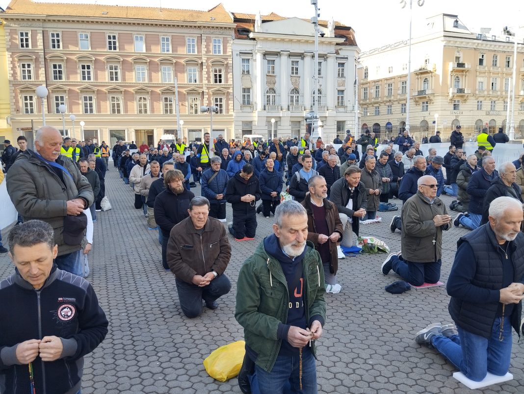 FOTO/VIDEO Na Veliku subotu održana još jedna javna molitva krunice