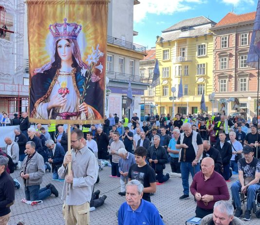 FOTO Održana lipanjska molitva krunice s marijanskom procesijom
