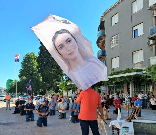 FOTOGALERIJA Muškarci molili krunicu diljem Hrvatske, ali i u inozemstvu