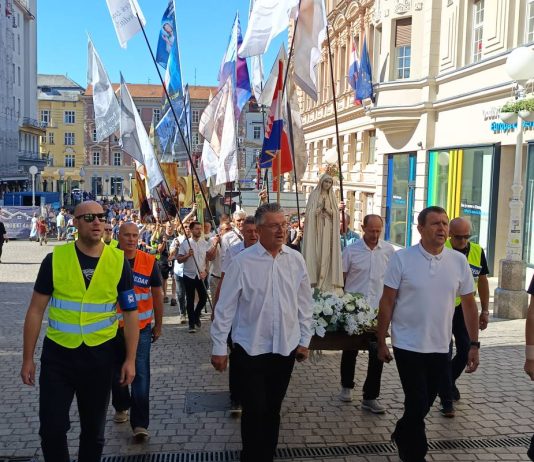 Pišemo knjigu o javnoj molitvi krunice – trebamo i vašu pomoć!
