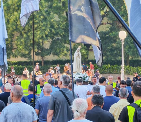 FOTO/VIDEO Molitva krunice i čin zadovoljštine za oskvrnuće Gospina kipa u sklopu pet prvih subota